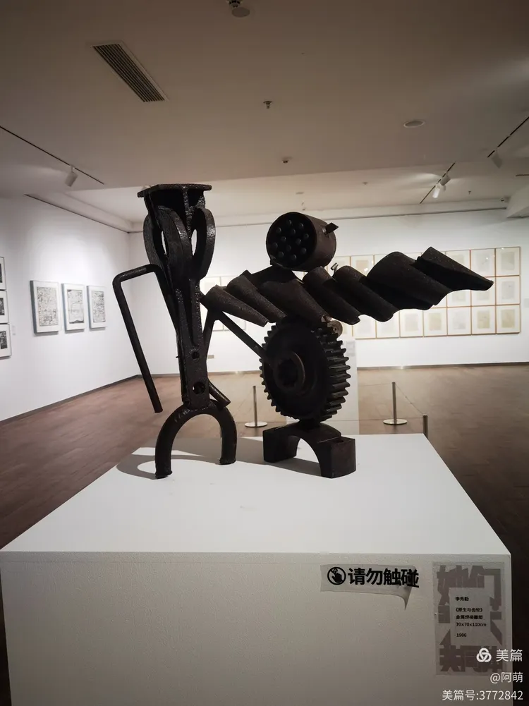 李秀勤在中国雕塑界是1980年代较早从事金属焊接实验的雕塑家,并且是